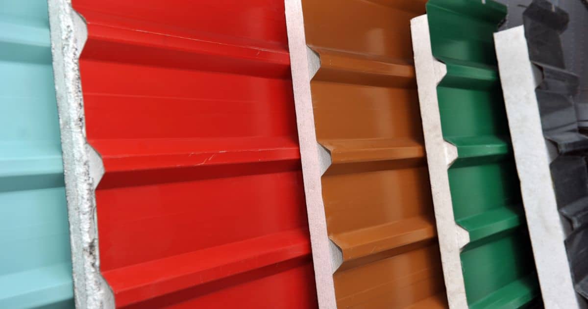 Différentes finitions de panneaux sandwich : rouge, vert, brun, bleu, noir.