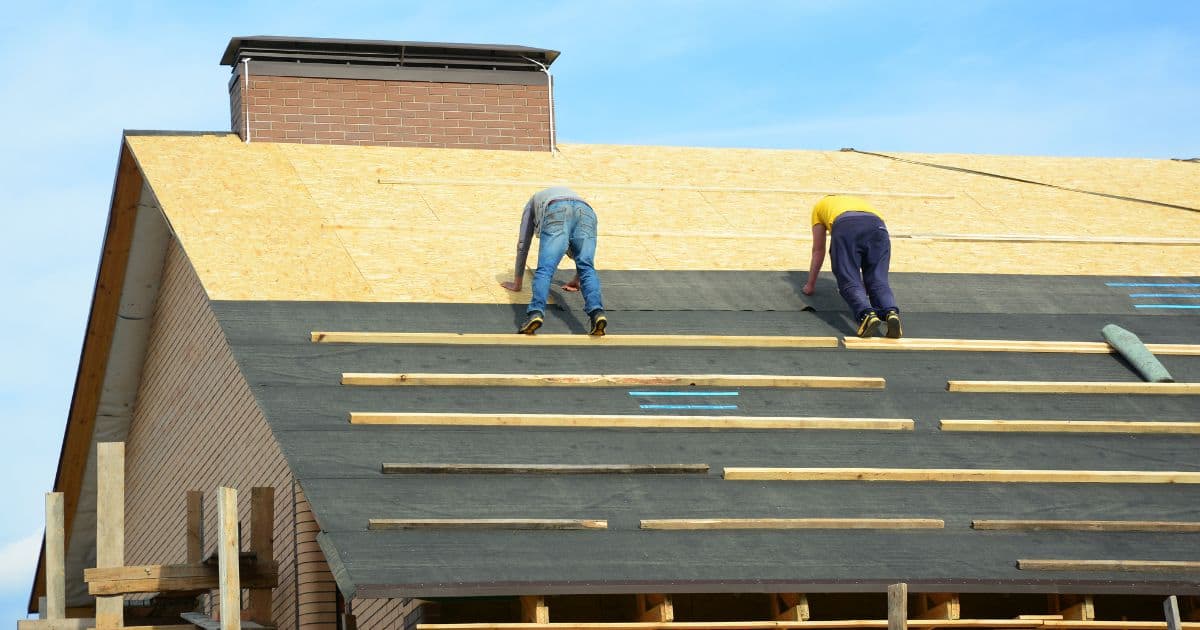 Ouvriers en train de réaliser une isolation en sarking.