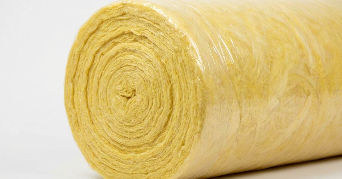 Rouleau de laine de verre jaune vu de près, avec ses fibres enroulées.